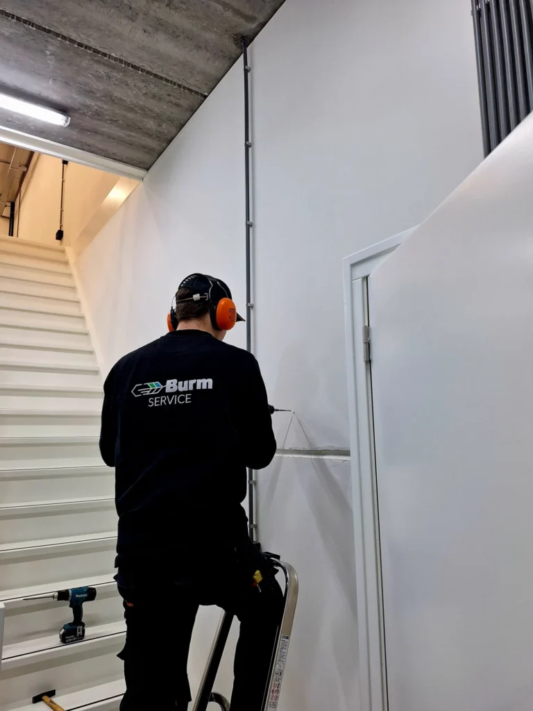 Monteren en boren in een trappenhuis: klus op aanvraag in Breda door Burm & Co